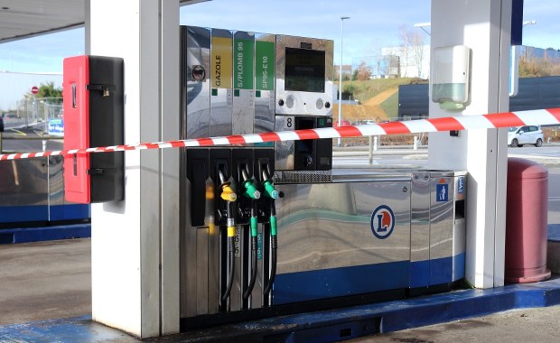 Rafinerie wstrzymują produkcję. W regionie Paryża brakuje paliwa