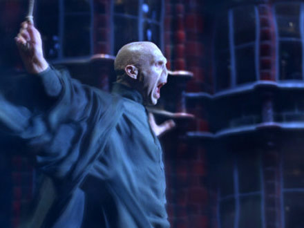 Rafph Fiennes jako lord Voldemort w filmie "Harry Potter i Zakon Feniksa" /