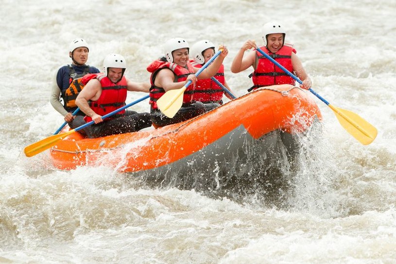 Rafting to zabawa dla osób lubiących adrenalinę. Na rwących rzekach pojawia się sporo niebezpieczeństw /123RF/PICSEL
