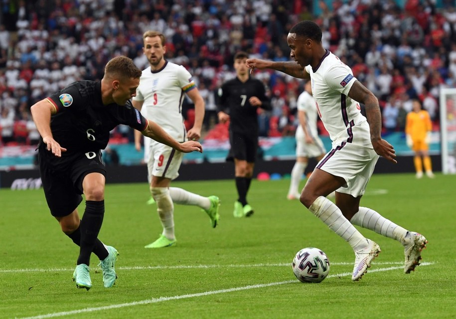 Raheem Sterling i Joshua Kimmich w meczu Anglia - Niemcy w 1/8 finału Euro 2020 /ANDY RAIN / POOL /PAP/EPA