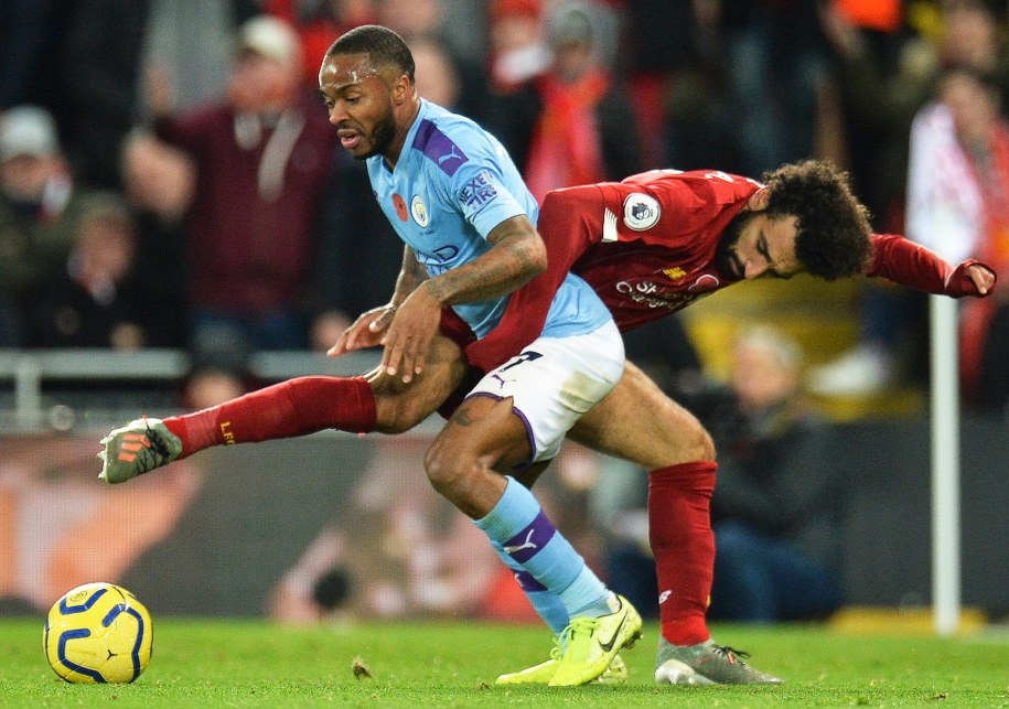 Raheem Sterling z Manchesteru City i Mohamed Salah z Liverpoolu w meczu angielskiej Premier League, listopad 2019 /PETER POWELL   /PAP/EPA