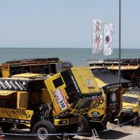 Pojazdy czekające w porcie Mar del Plata na start Rajdu Dakar 2012