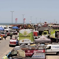 Pojazdy czekające w porcie Mar del Plata na start Rajdu Dakar 2012