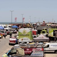Pojazdy czekające w porcie Mar del Plata na start Rajdu Dakar 2012