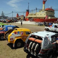 Pojazdy czekające w porcie Mar del Plata na start Rajdu Dakar 2012