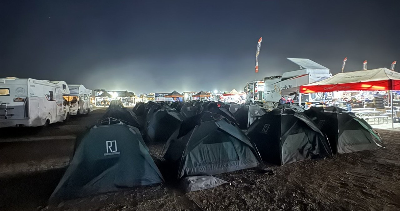 Rajd Dakar nie jest przygodą dla przypadkowych osób. Wiele załóg spędza bardzo chłodne pustynne noce w namiotach. /Sebastian Kościółek /INTERIA.PL