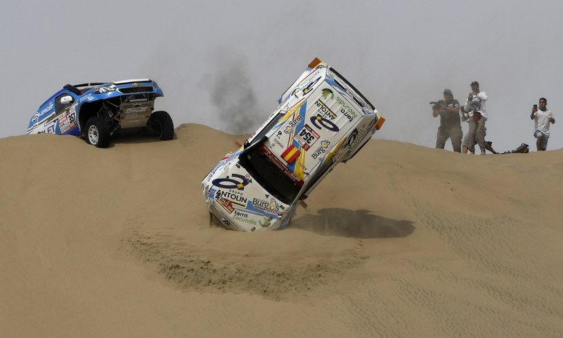 Rajd "Dakar" to nie przejażdżka dla niedzielnych kierowców /AFP