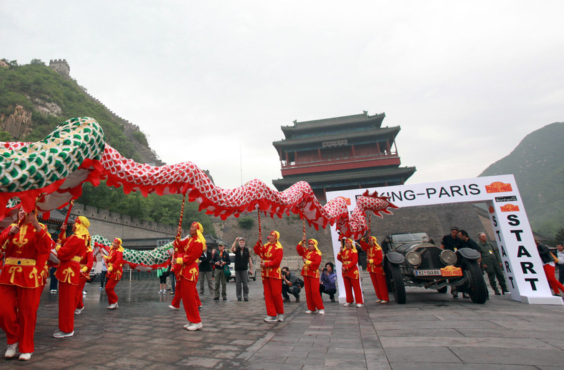 Rajd Pekin-Paryż nie jest imprezą dla każdego. Samo wpisowe kosztuje aż 60 tys. dolarów! /AFP