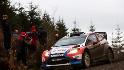 Rajd Wielkiej Brytanii: ​Ogier liderem, Kubica nadal 12.