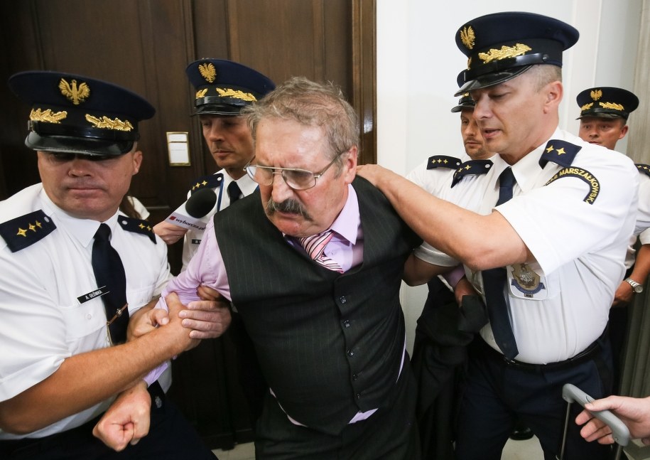 Rajmund Pollak wyprowadzany przez straż marszałkowską w Sejmie /Paweł Supernak  /PAP