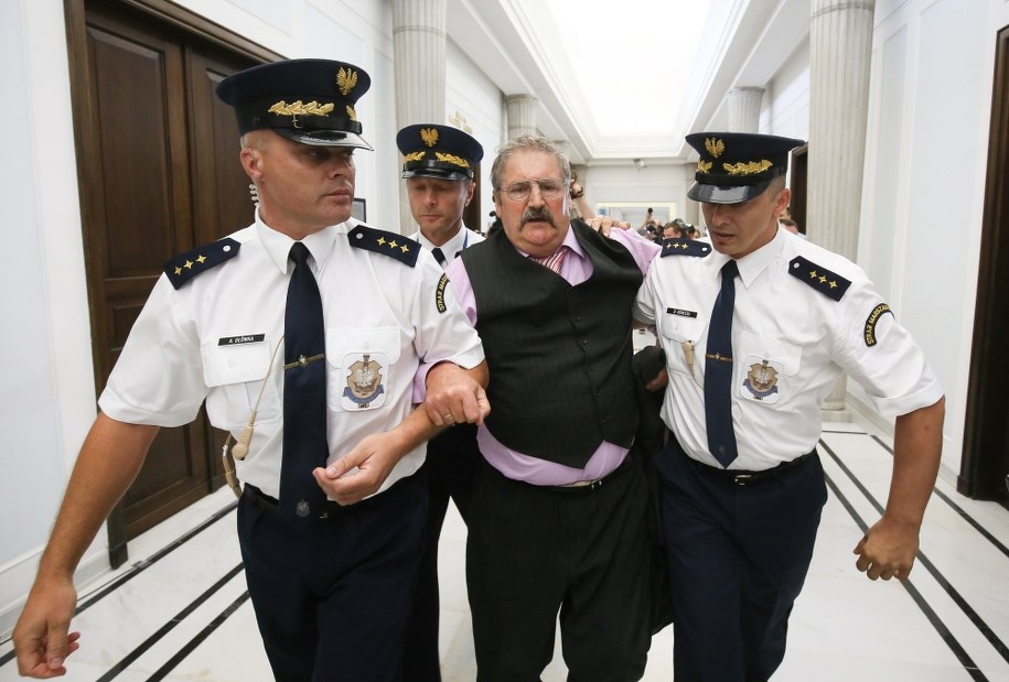 Rajmund Pollak wyprowadzany przez straż marszałkowską w Sejmie /Paweł Supernak  /PAP
