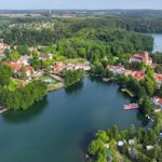 wakacje Rajski zakątek w Polsce. Krystaliczna woda i zamek nad jeziorem