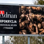 Rajstopy Adrian reklamują się wykorzystując wojnę? Na billboardzie stos nagich, brudnych lalek