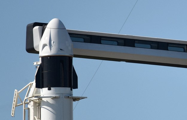 Rakieta Falcon 9 i kapsuła Crew Dragon przed startem /PAP/Abaca
