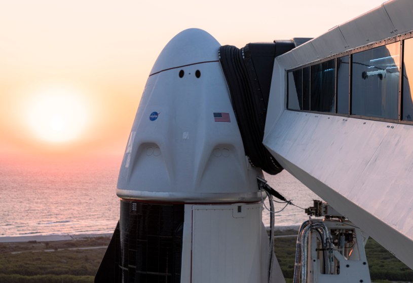 Rakieta Falcon 9 i kapsuła Dragon kilkanaście godzin przed startem /materiały prasowe