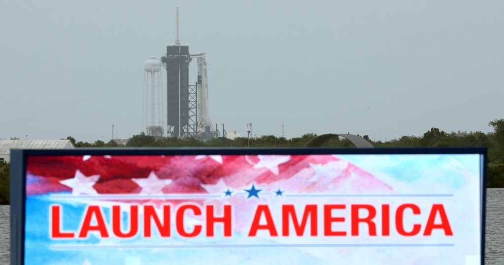 Rakieta Falcon 9 jest już gotowa do startu /AFP