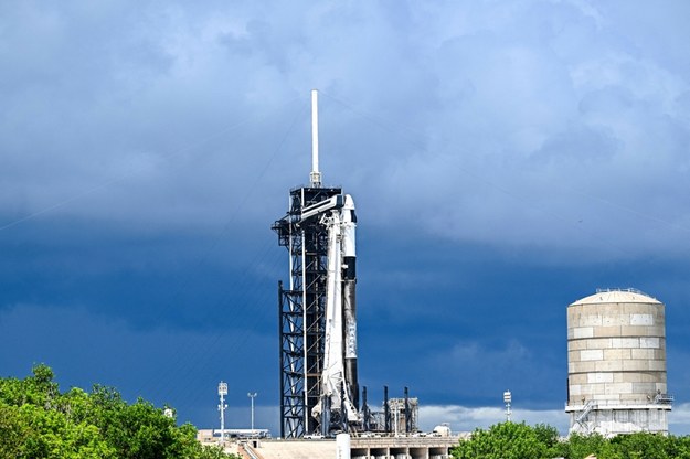 Rakieta Falcon 9, która ma wynieść kapsułę z uczestnikami misji /Chandan Khanna /East News/AFP