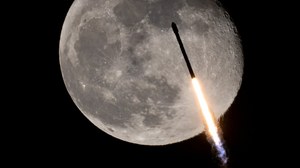 Rakieta Falcon-9 od SpaceX zderzy się z Księżycem. Co planuje Elon Musk?