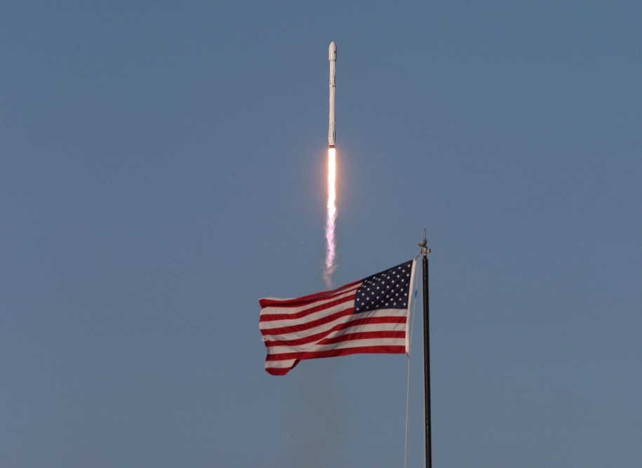 Statek towarowy Dragon wiezie astronautom lody