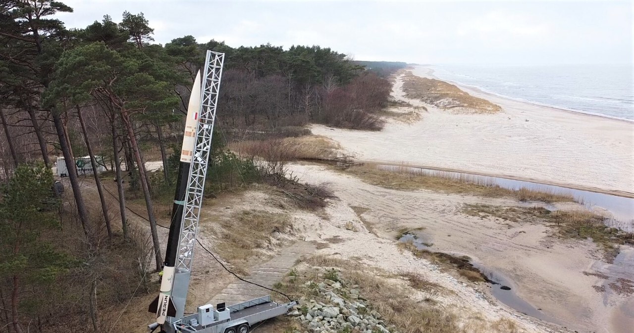 Rakieta Perun na mobilnej wyrzutni podczas testów  w Ustce /SpaceForest /domena publiczna