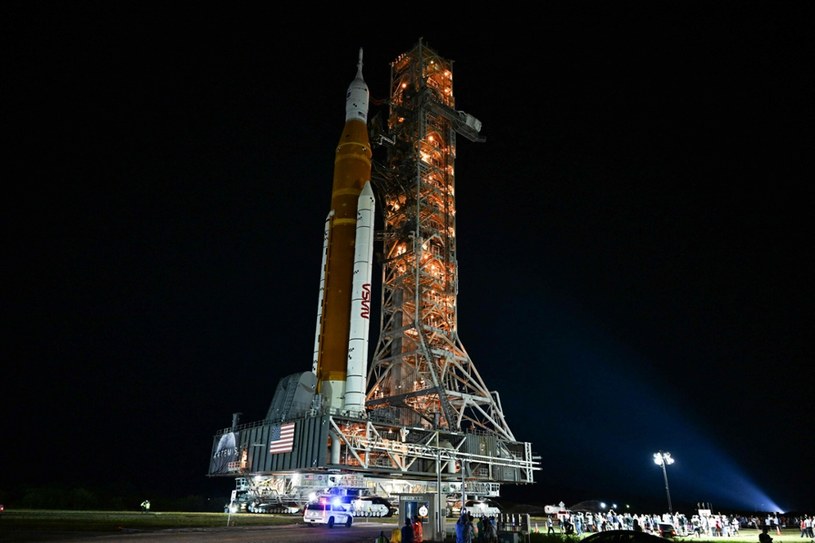 Rakieta SLS na rampie startowej przed startem w przestrzeń kosmiczną w ramach misji Artemis 1 /CHANDAN KHANNA/AFP/East News /East News