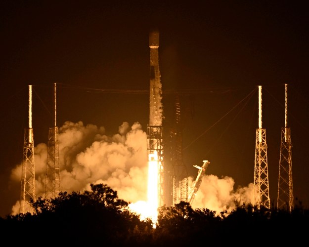 Rakieta SpaceX Falcon 9 wystrzeliwuje satelity Starlink /Joe Marino /PAP