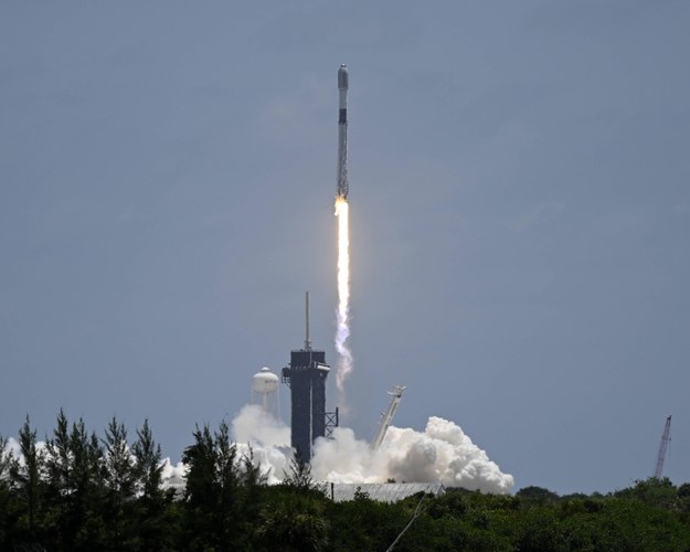 Rakieta SpaceX wynosząca w Kosmos satelity Starlinks /Joe Marino /PAP/EPA
