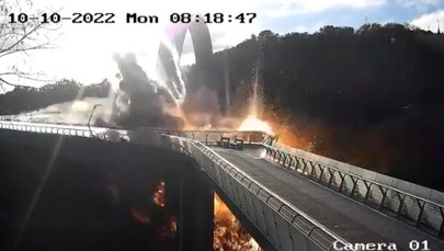 Rakieta uderzyła w szklany most w Kijowie [FILMY]