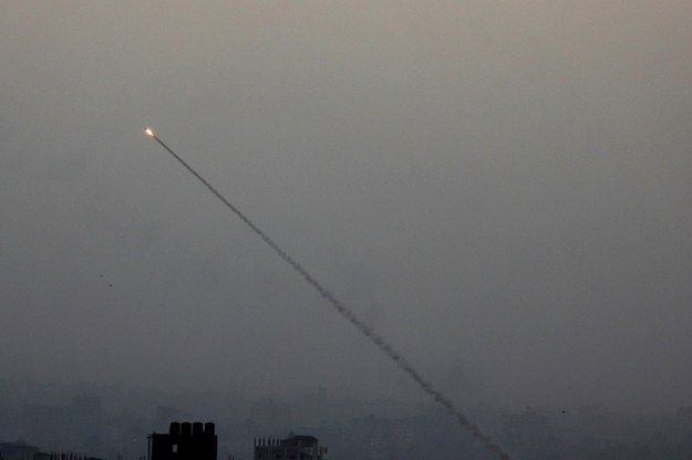 Rakieta wystrzelona z terytorium Strefy Gazy w stronę Izraela /MOHAMMED SABER  /PAP/EPA