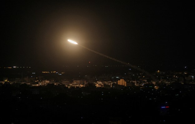 Rakieta wystrzelona ze Strefy Gazy w kierunku Izraela /MOHAMMED SABER  /PAP/EPA