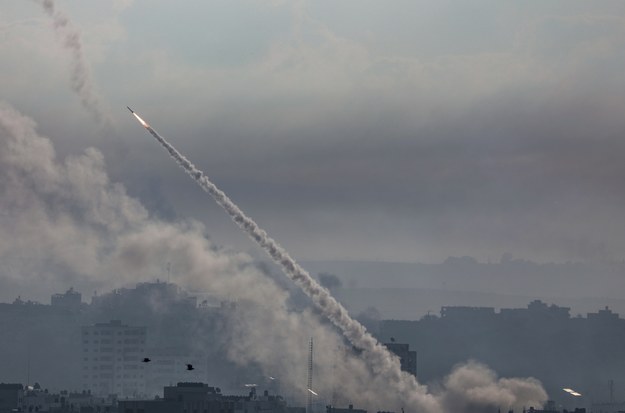 Rakieta wystrzelona ze Strefy Gazy w kierunku Izraela /MOHAMMED SABER  /PAP/EPA