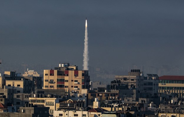 Rakieta wystrzelona ze Strefy Gazy /MOHAMMED SABER  /PAP/EPA