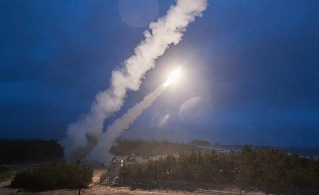 Rakiety, lotnisko, pożar. Ukraińcy powtórzyli schemat