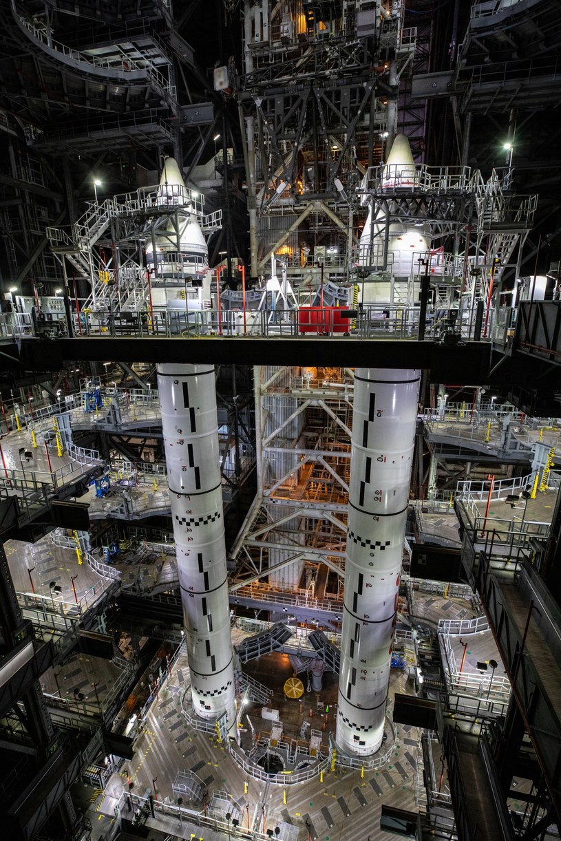 Rakiety NASA Space Launch System (SLS) znajdują się na szczycie mobilnej wyrzutni wewnątrz Vehicle Assembly Building (VAB) /HUM Images/Universal Images Group via Getty Images /Getty Images