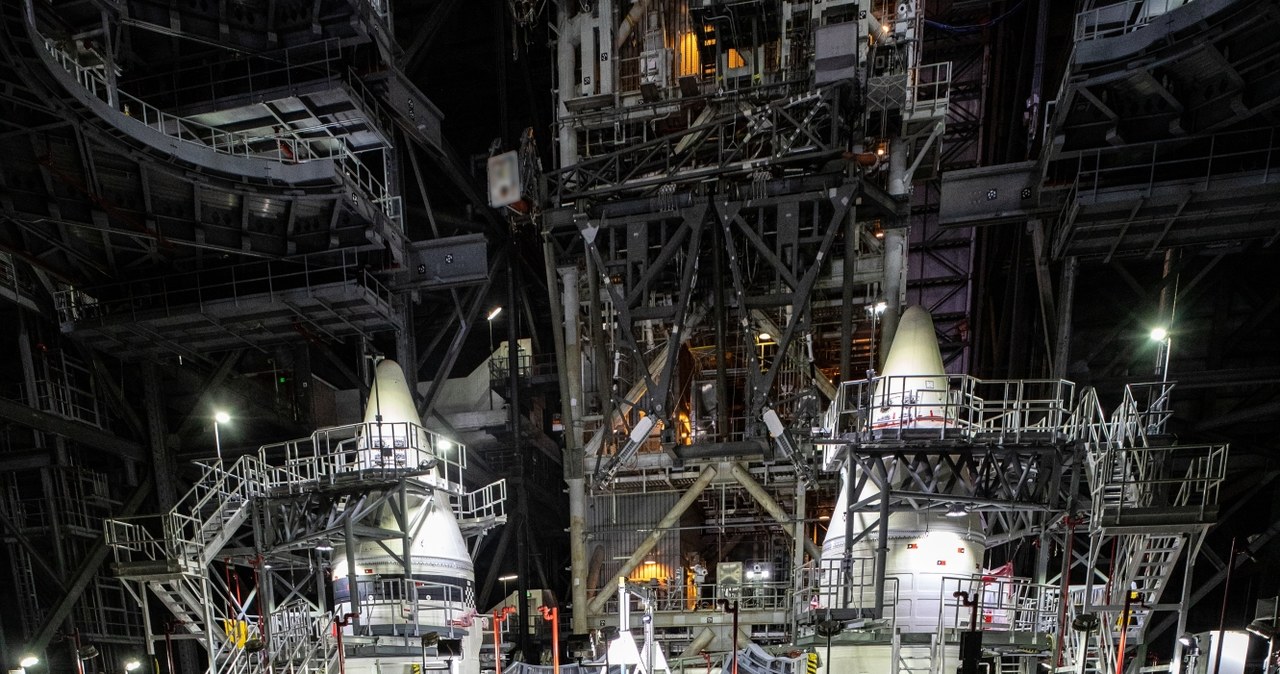 Rakiety NASA Space Launch System (SLS) znajdują się na szczycie mobilnej wyrzutni wewnątrz Vehicle Assembly Building (VAB) /HUM Images/Universal Images Group via Getty Images /Getty Images