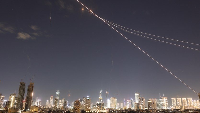 Rakiety spadają w Tel Awiwie. Iran atakuje kilka krajów [RELACJA NA ŻYWO]