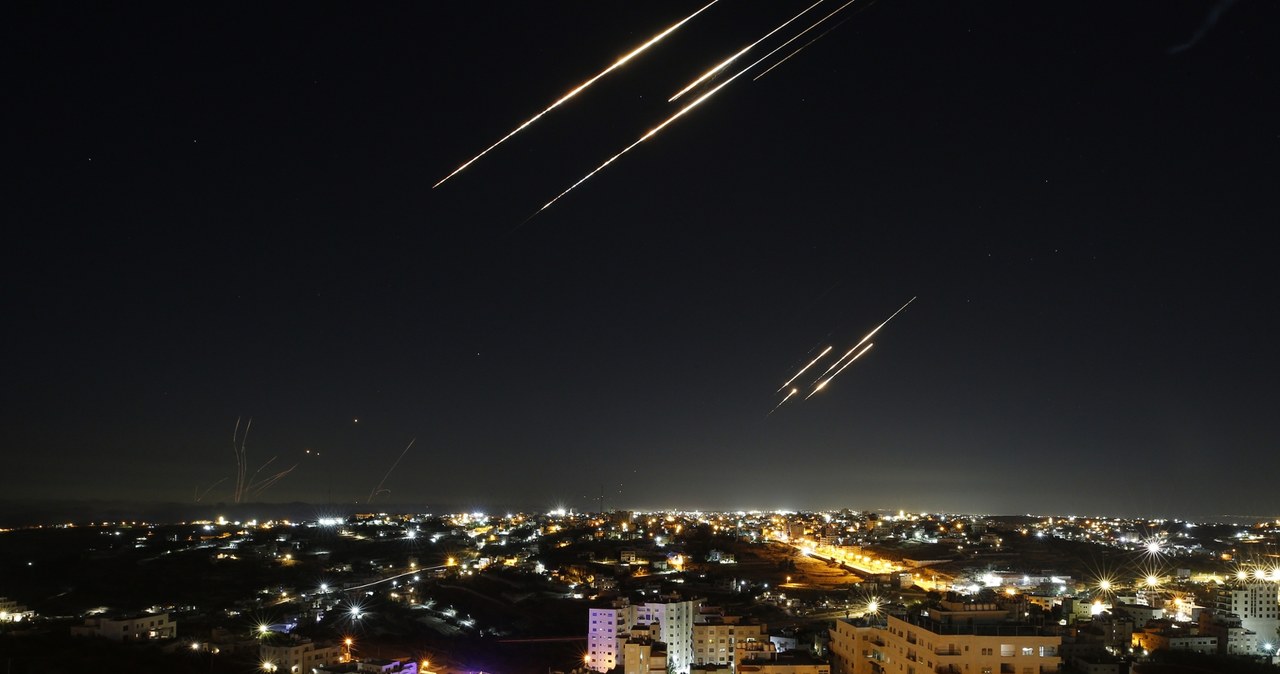 Rakiety wystrzelone przez Iran; zdj. ilustracyjne /WISAM HASHLAMOUNANADOLU /Getty Images