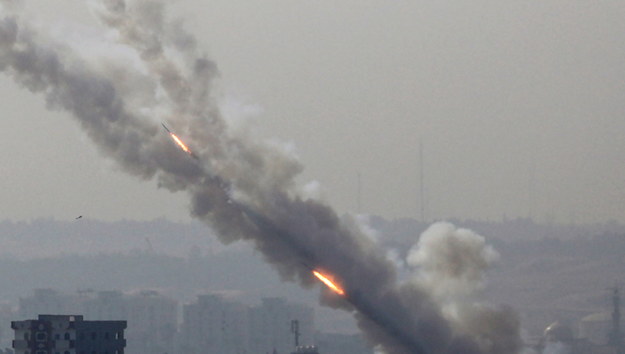 Rakiety wystrzelone ze Strefy Gazy w kierunku Izraela /MOHAMMED SABER  /PAP/EPA