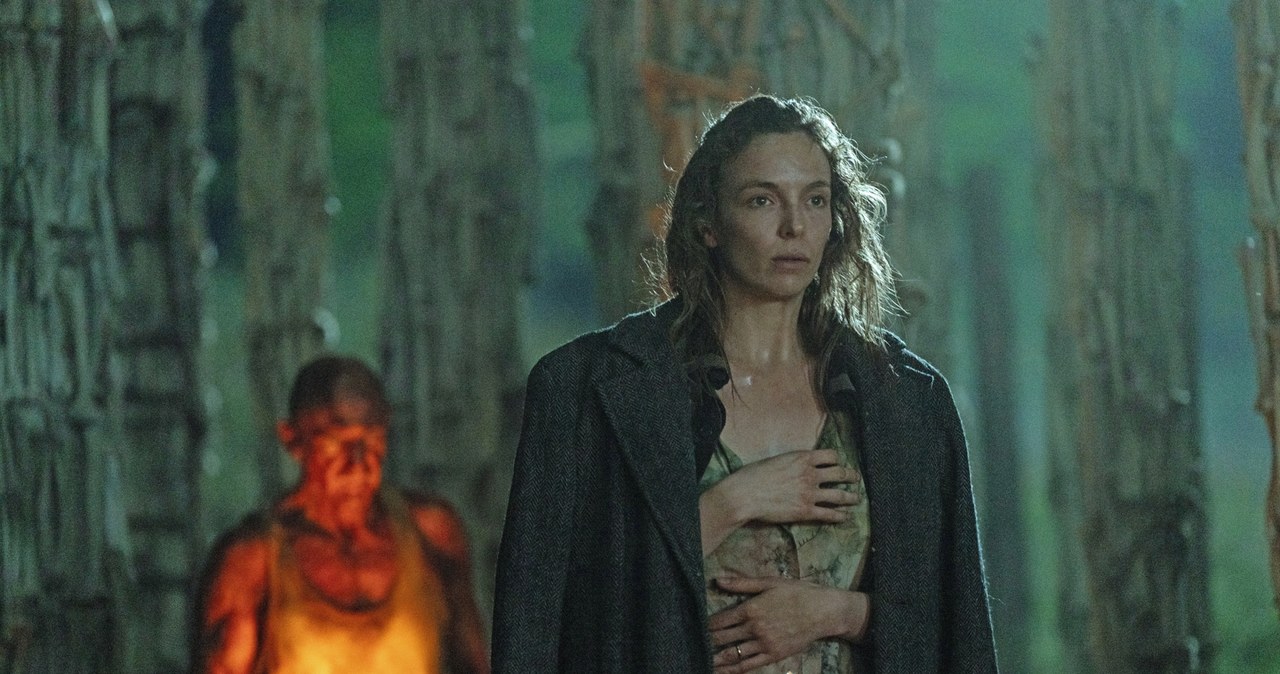 Ralph Fiennes i Jodie Comer w scenie z filmu "28 lat później" /materiały prasowe