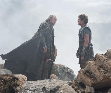 Ralph Fiennes i Sam Worthington w scenie z filmu "Gniew tytanów"