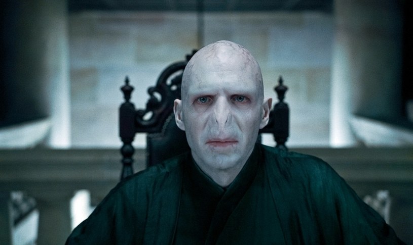 Ralph Fiennes jako Lord Voldemort /Courtesy of Warner Bros. Pictures/Capital Pictures/East News /East News