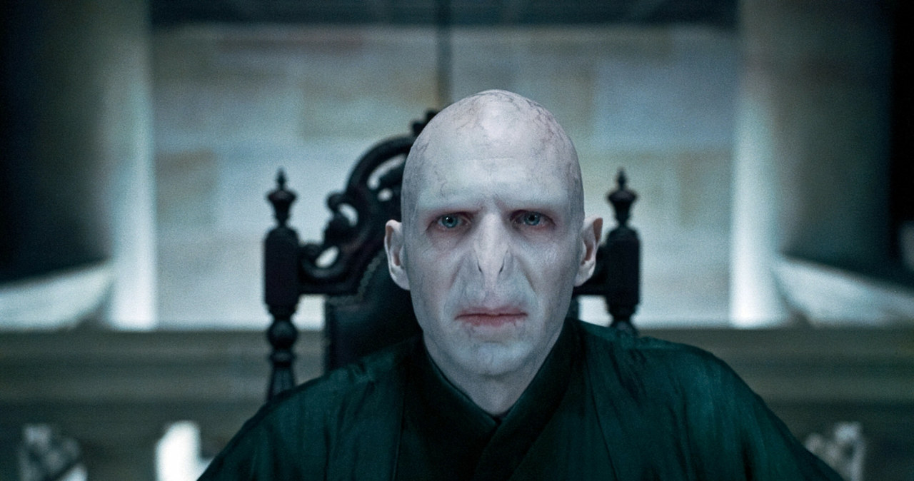 Ralph Fiennes jako Lord Voldemort /Courtesy of Warner Bros. Pictures/Capital Pictures/East News /East News