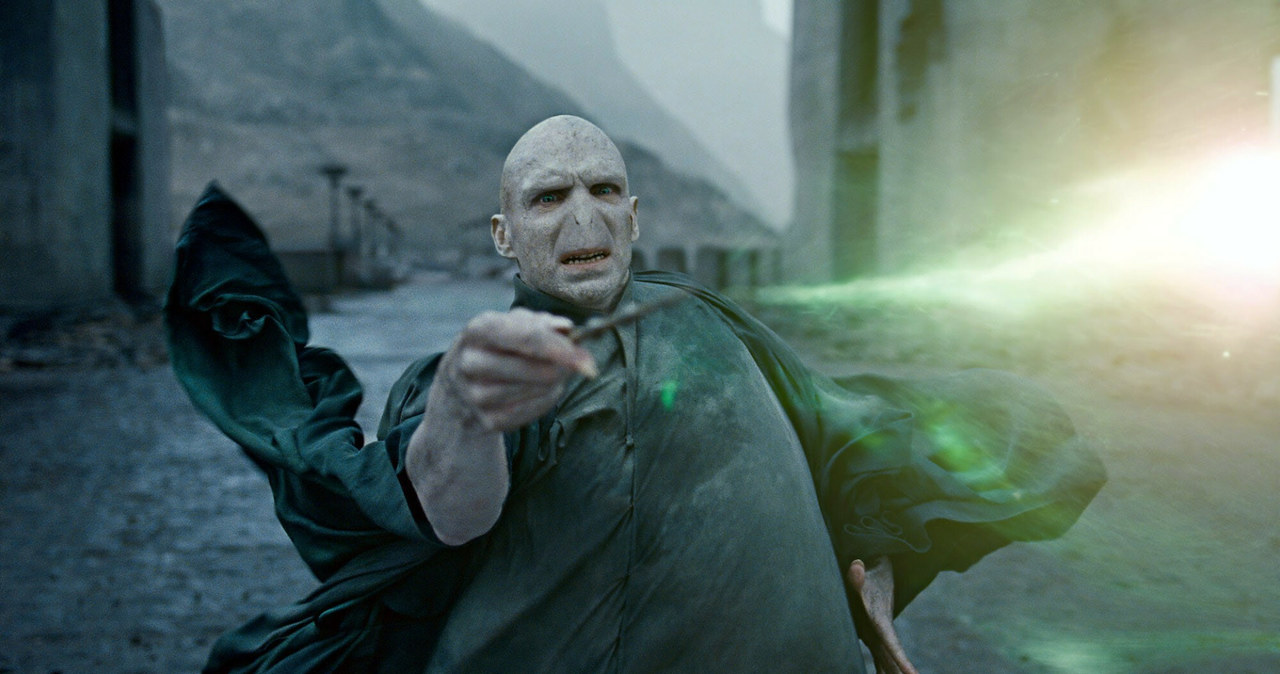 Ralph Fiennes jako  Voldemort /Courtesy of Warner Bros. Picture    /East News