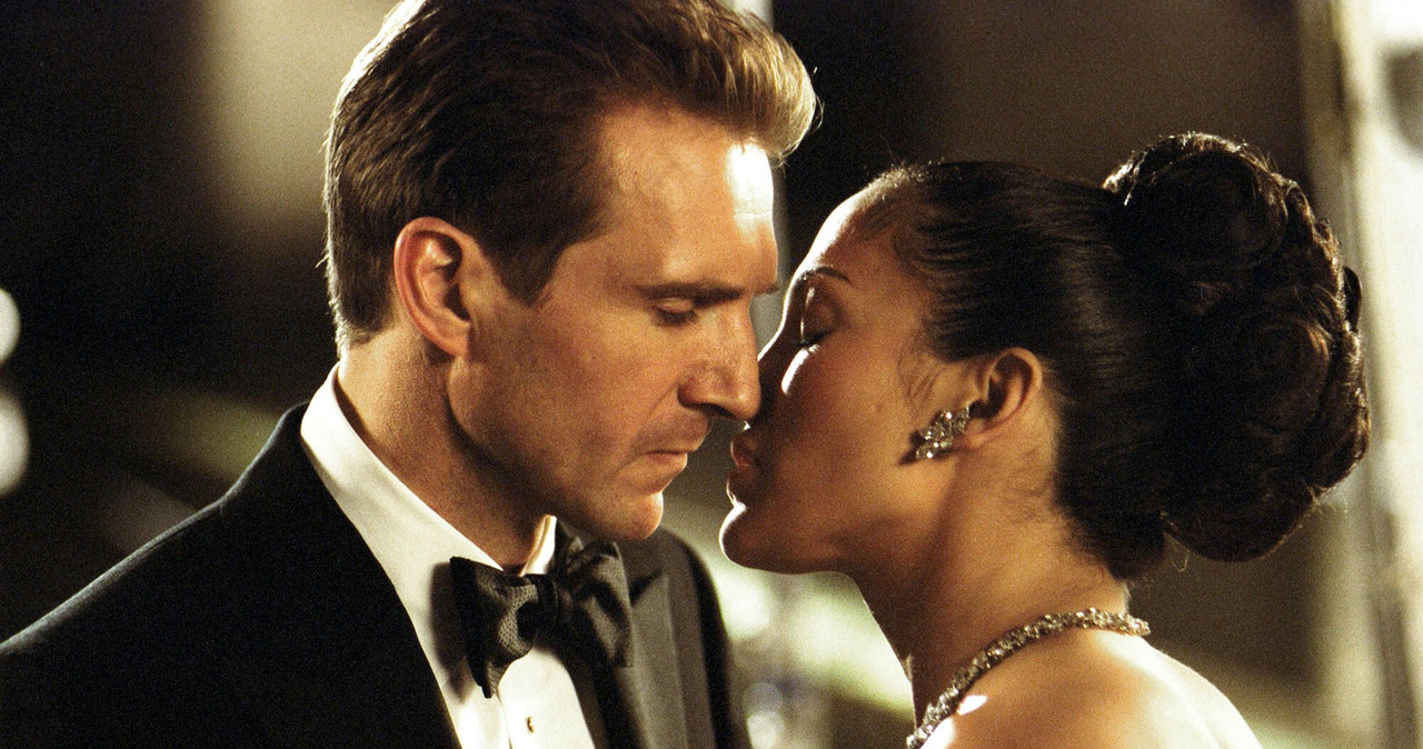 Ralph Fiennes, Jennifer Lopez w filmie: "Pokojówka na Manhattanie" /Columbia Pictures/Courtesy Everett Collection/Everett Collection /East News