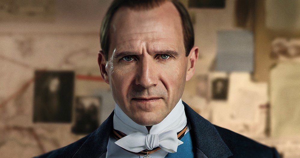 Ralph Fiennes na plakacie filmu "King's Man: Pierwsza misja" /materiały prasowe