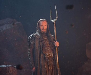 Ralph Fiennes w scenie z filmu "Gniew tytanów"