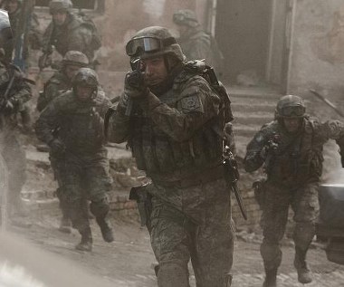 Ralph Fiennes w scenie z filmu "Koriolan"