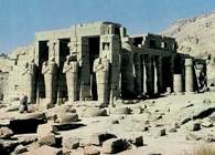 Ramesseum, wejście do przedsionka światyni grobowej Ramzesa II /Encyklopedia Internautica