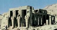 Ramesseum, wejście do przedsionka światyni grobowej Ramzesa II /Encyklopedia Internautica