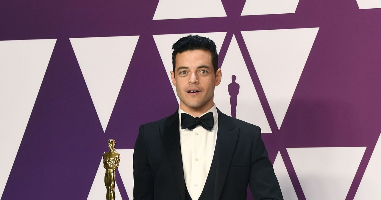 Rami Malek pozuje z Oscarem /East News